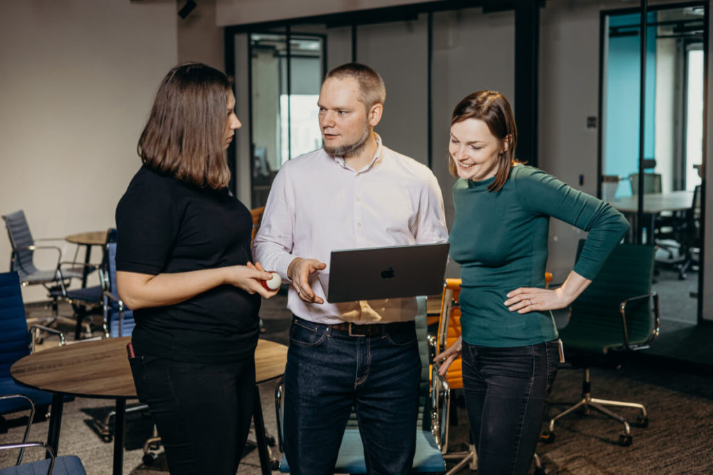 ludzie w biurze omawiający system CRM