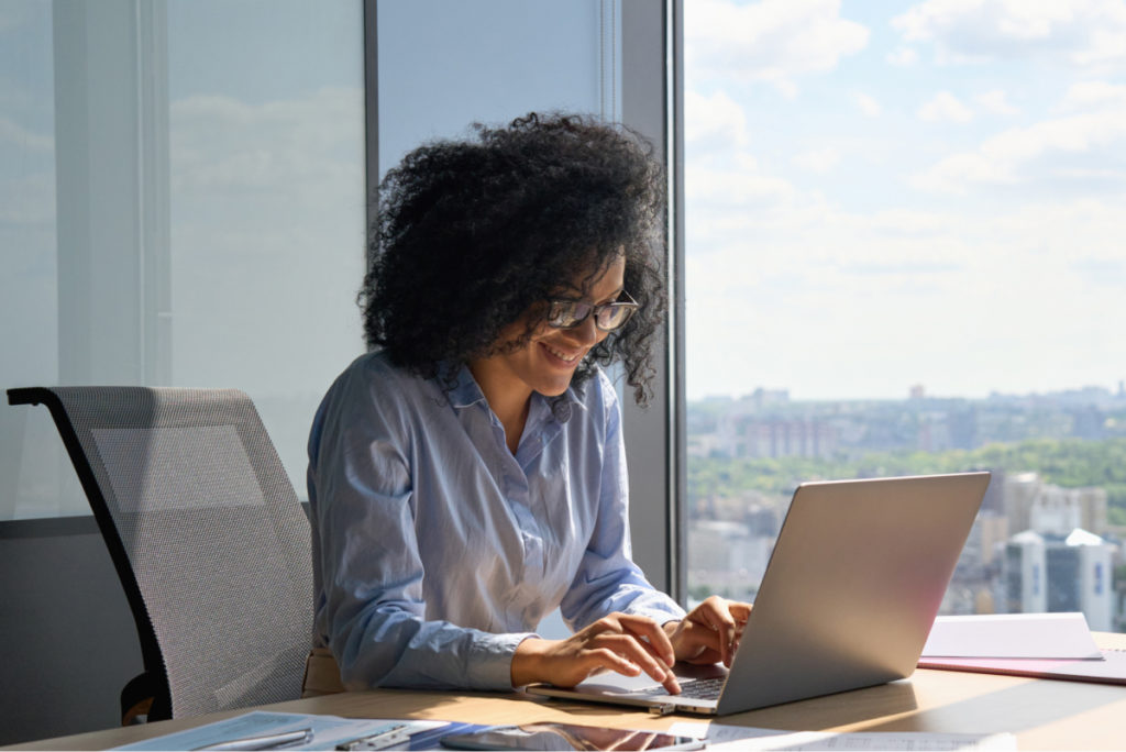 A woman using an AI search engine on her laptop