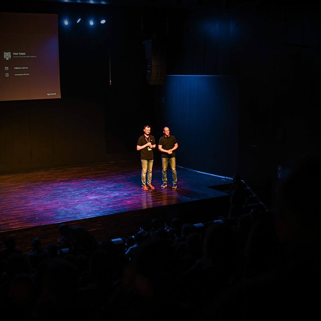 Two Spyrosoft HMI specialists during a speech on AI in product development.
