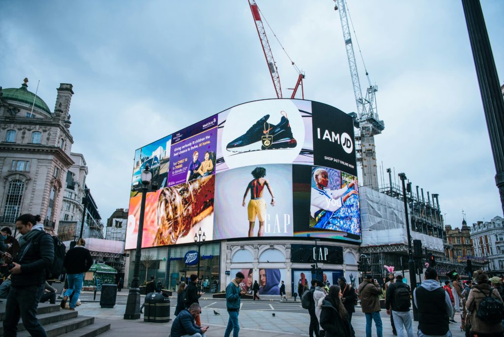 Outdoor marketing displays_AdTech & MarTech development for DOOH