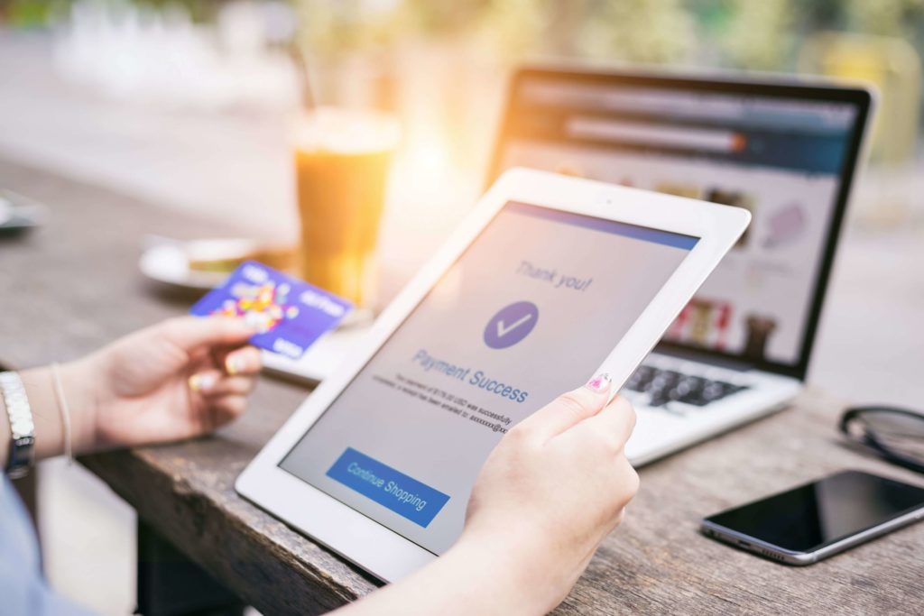 Kobieta trzymająca tablet i laptopa