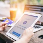 Kobieta trzymająca tablet i laptopa