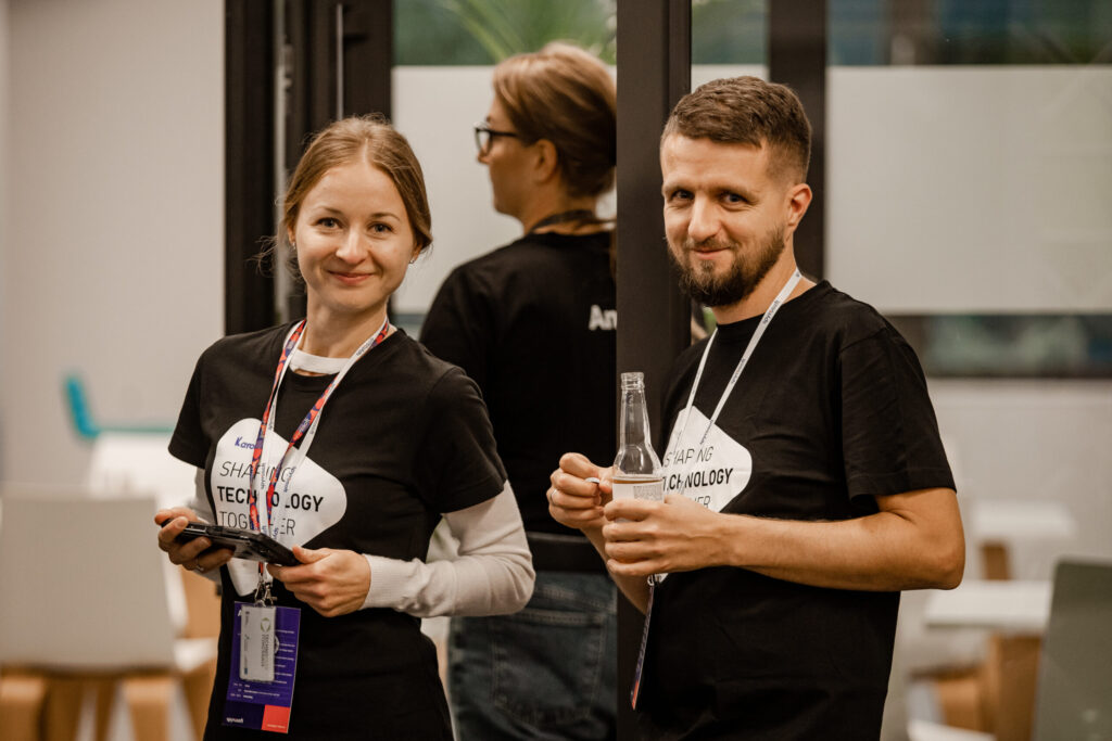 A woman and a man who are employees of Spyrosoft Synergy in Szczecin, during one of the events