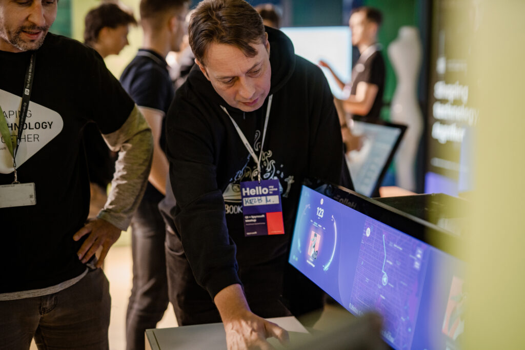 An employee of Spyrosoft Syergy in Szczecin presents a Wavy demo during one of the events