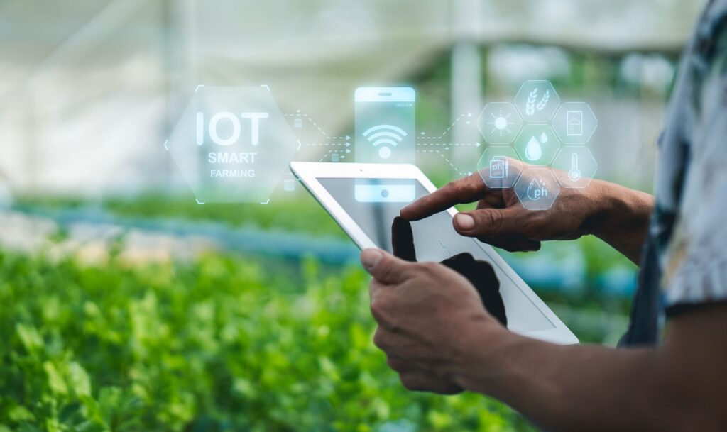 Using IoT technology on the tablet for agricultural business_IoT for precise agriculture